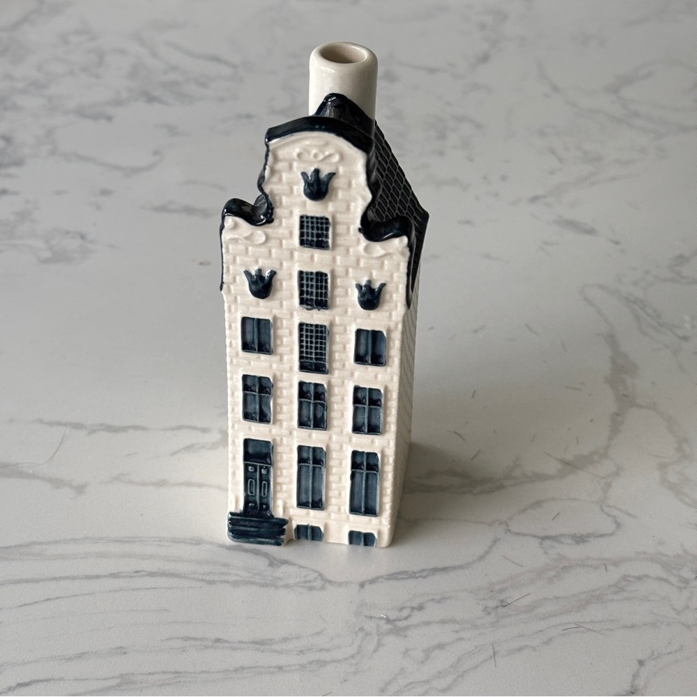 KLM #56 Blue Delft House by BOHLS